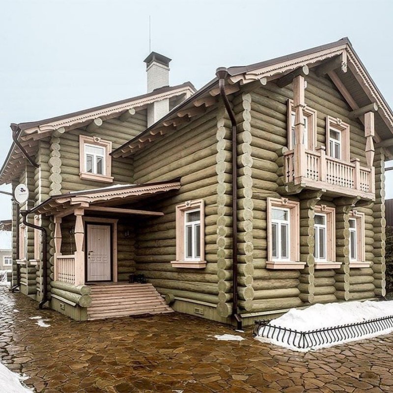 Деревенский дом с наличниками
