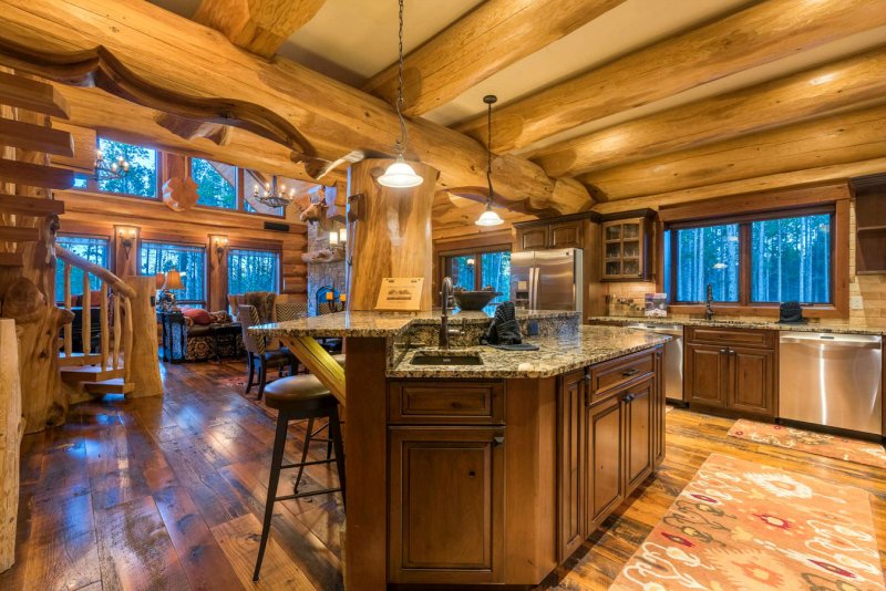 Столовая Pioneer log Homes