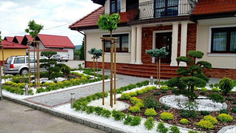 Дизайнерские клумбы перед домом