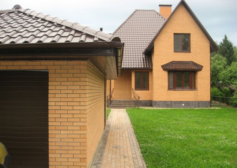 Кирпичный коттедж на участке 6 соток