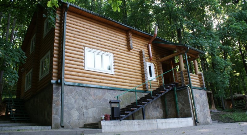 Дом егеря в лесу