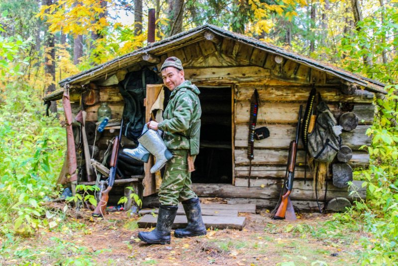 Домик охотника в лесу