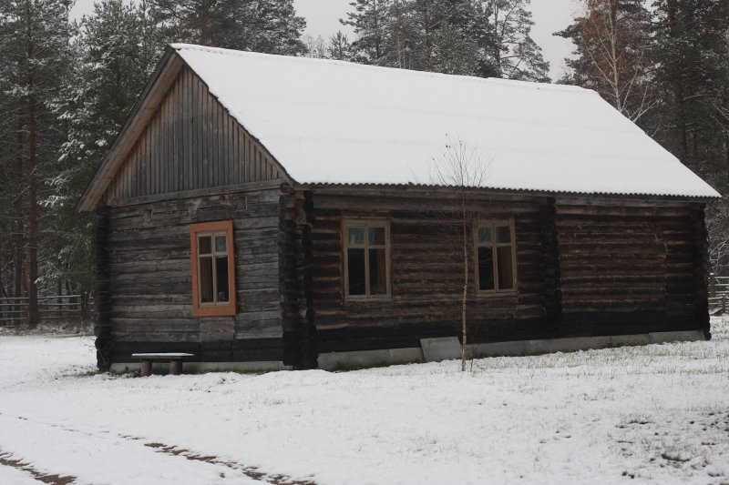 Каменная избушка в тайге
