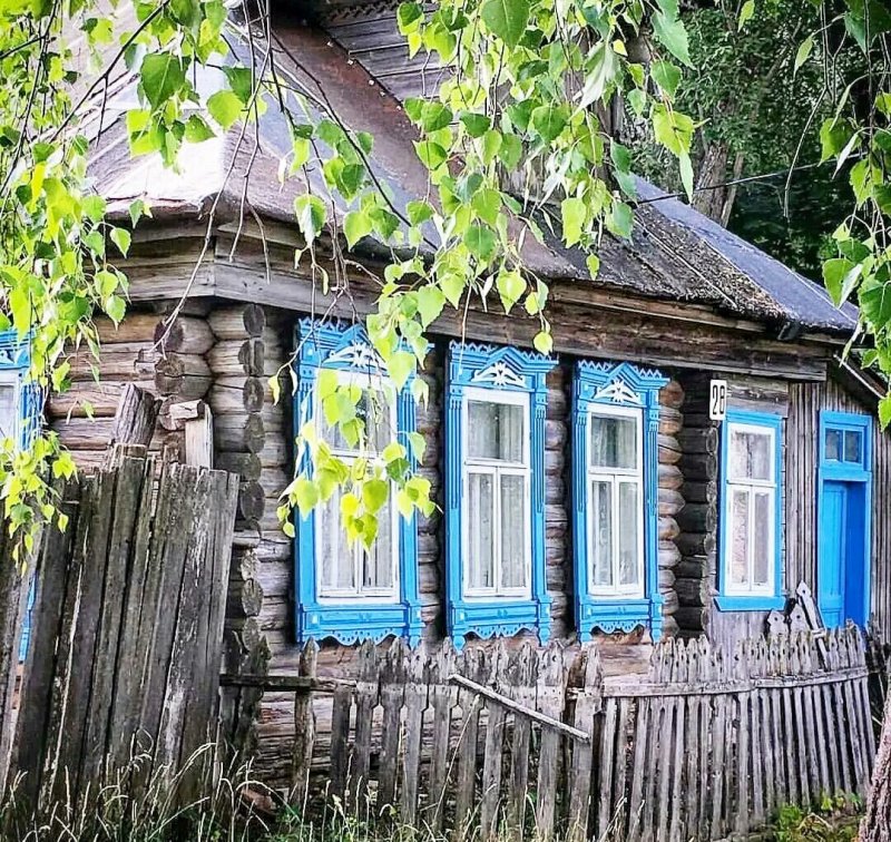 Деревянный дом в деревне