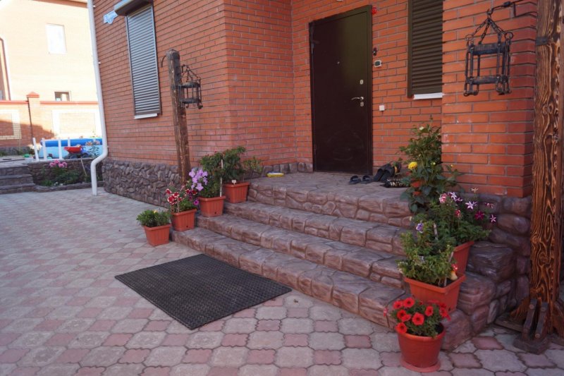 Облицовка крыльца декоративным камнем
