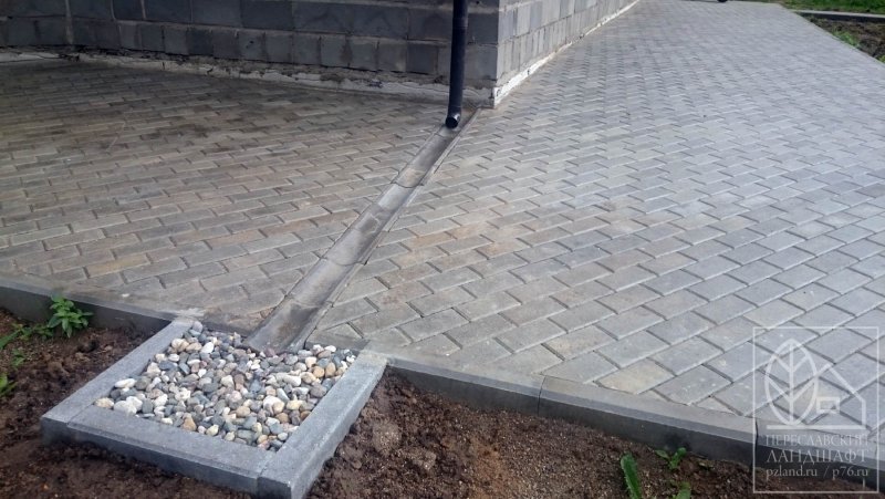 Окантовка дорожек из брусчатки