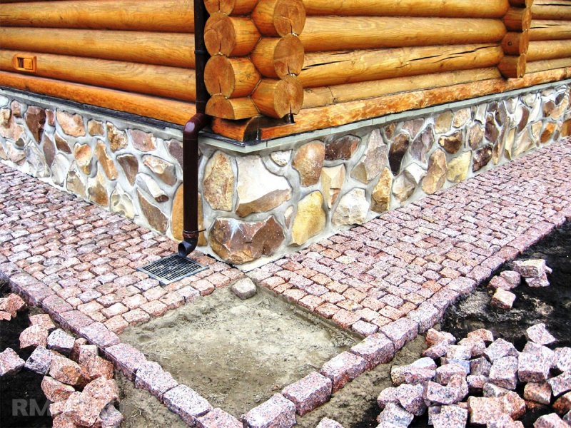 Отделка отмостки камнем