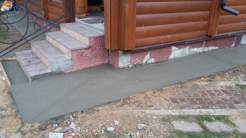 Плитка для опалубки вокруг дома