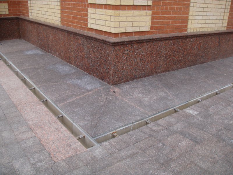 Отделка отмостки плиткой