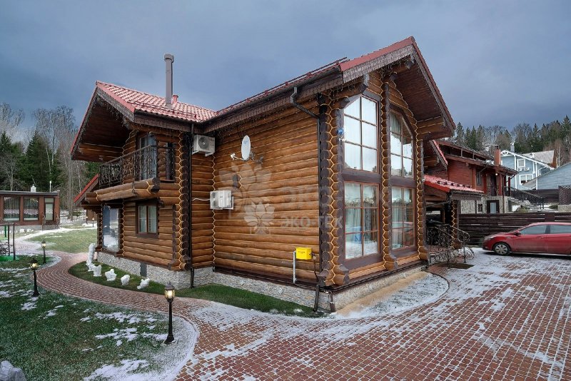Современный дом из бревна