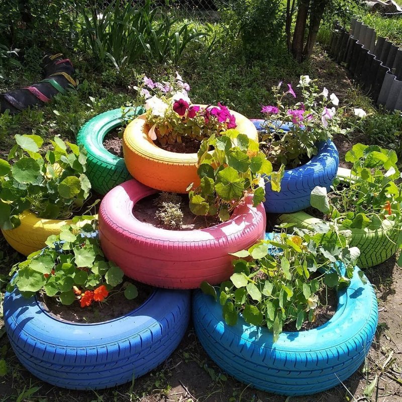 Украшение клумбы из подручных средств
