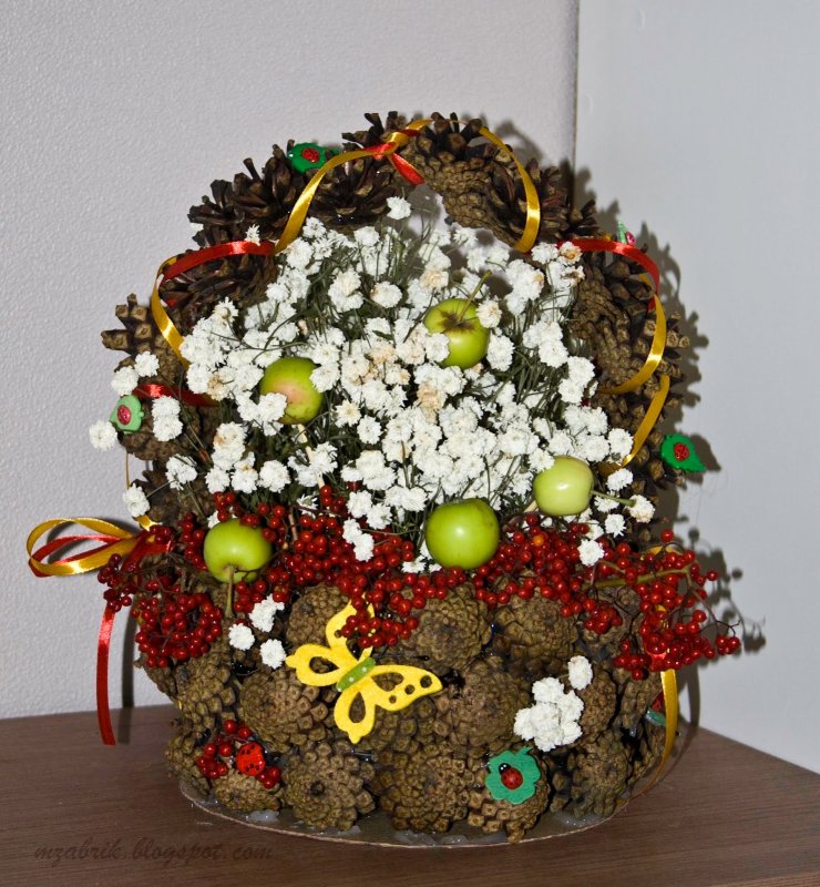 Композиция из шишек