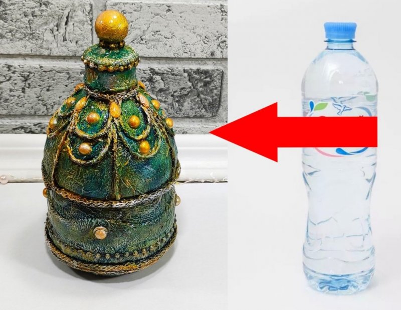 Клубника в пластиковых бутылках на заборе
