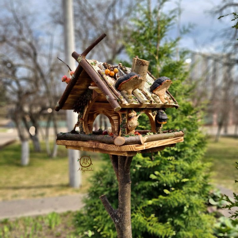 Кованая кормушка для птиц