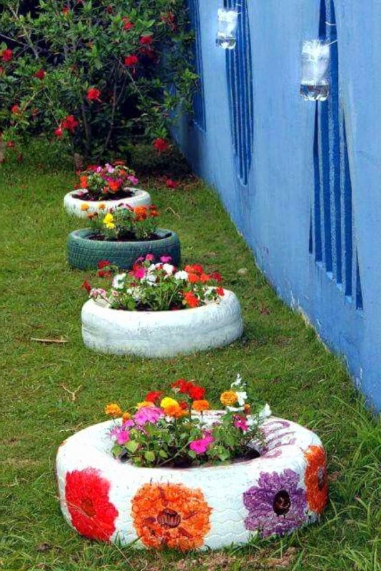 Клумба из стула
