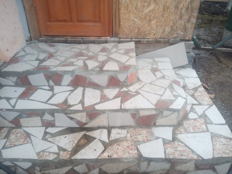 Клумба из кафельной плитки