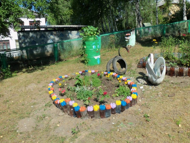 Клумбы из пластиковых бутылок