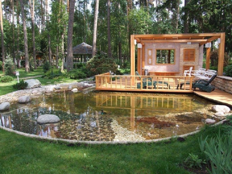 Беседка с площадкой у пруда