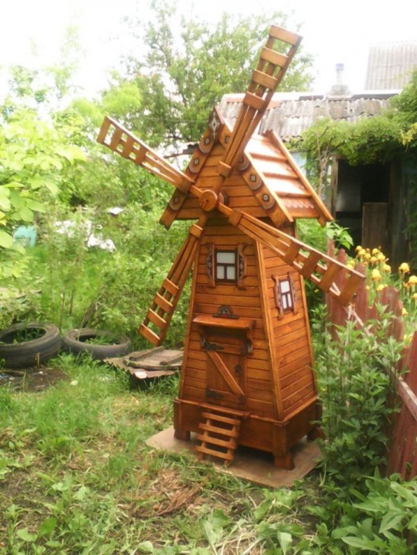 Декоративные мельницы на садовом участке
