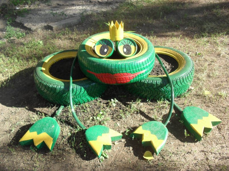 Фигурки из колес для сада