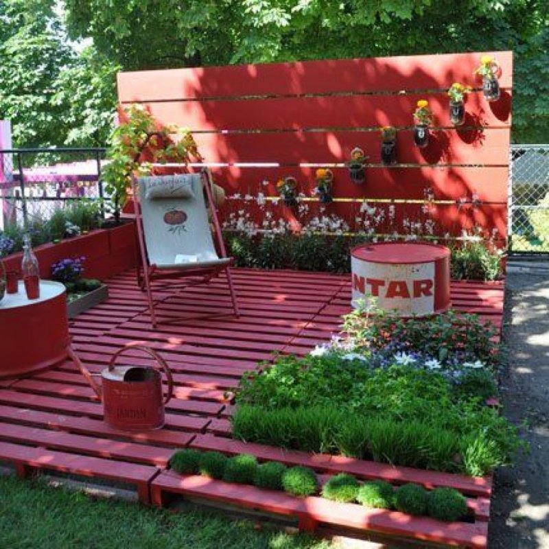 Поддоны в саду