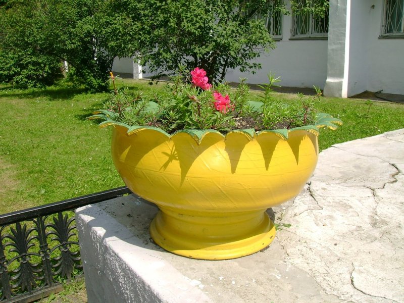 Клумбы с вазонами