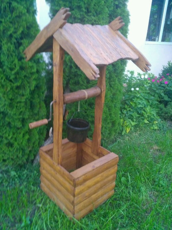 Колодец из бревен декоративный