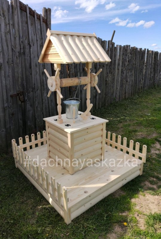 Декоративный колодец клумба