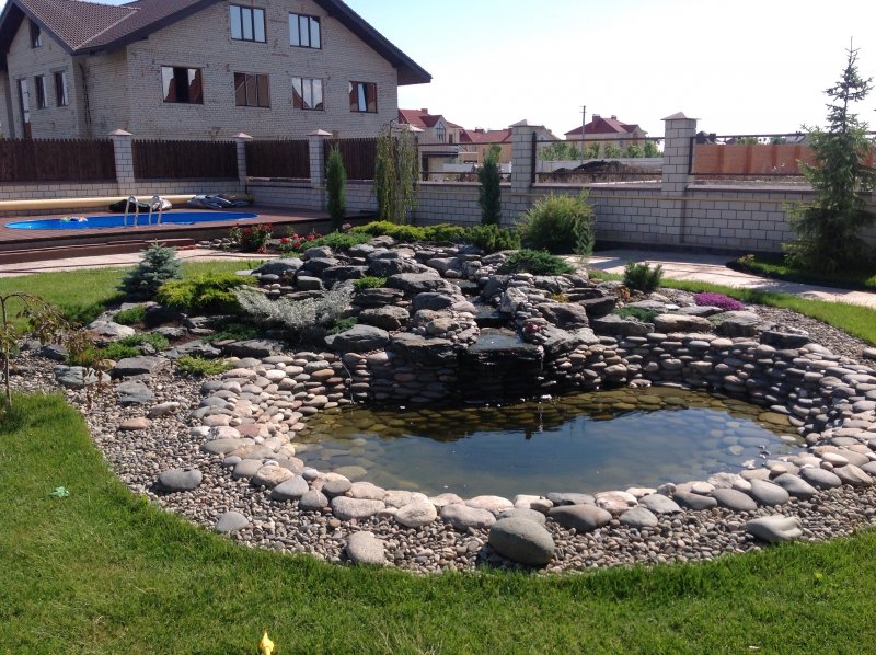 Альпийские горки с прудом
