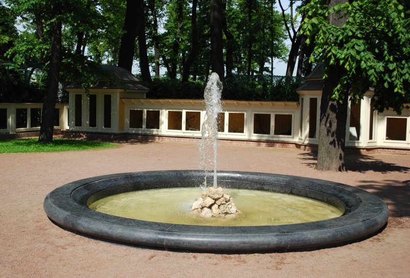 Круглый фонтан для двора