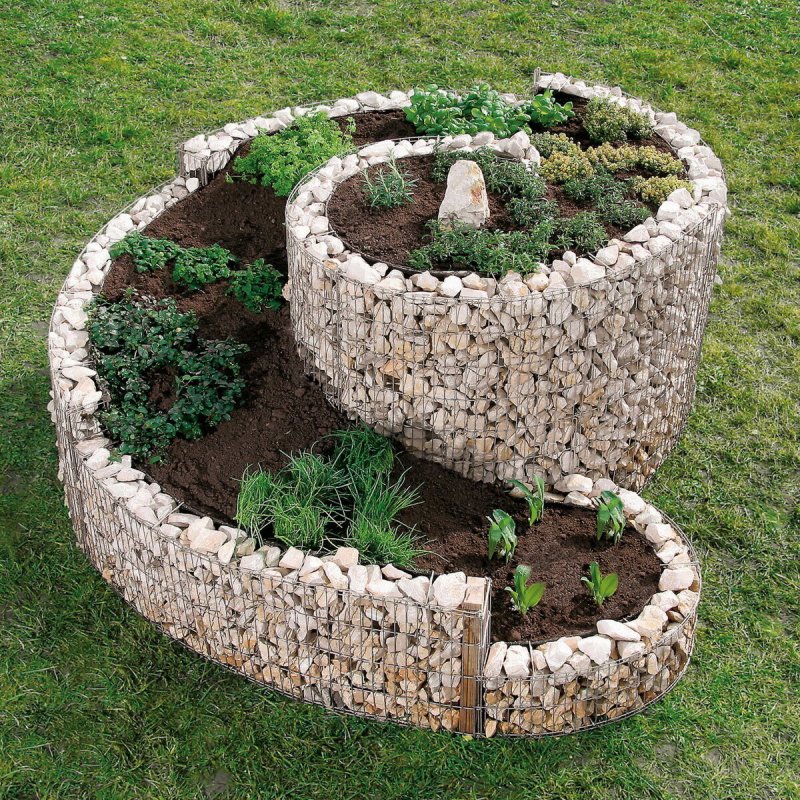Клумба из бутовых камней для цветов
