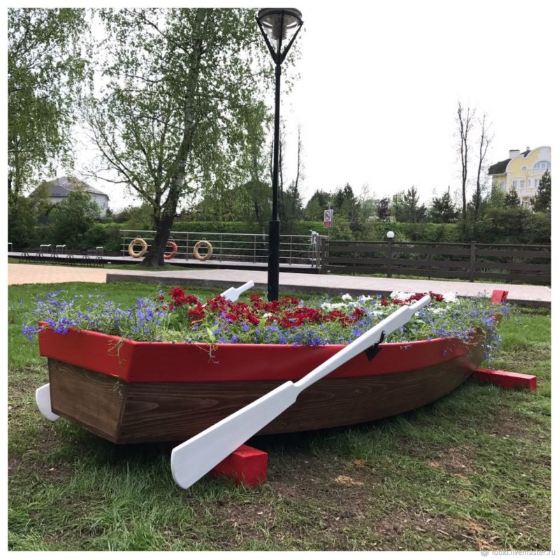 Клумба в виде лодки