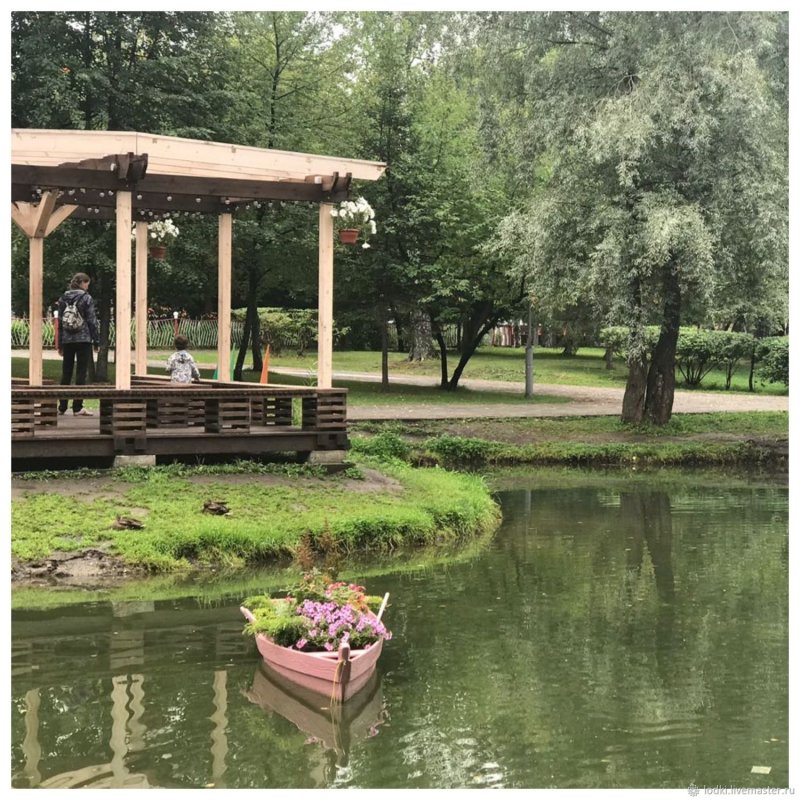 Цветник в лодке