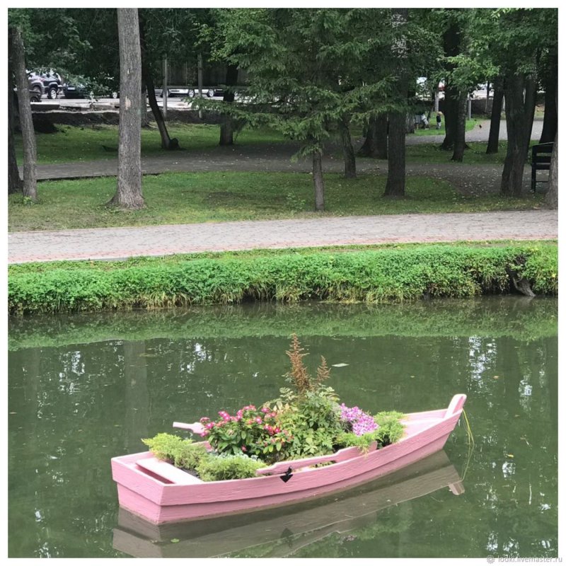Клумба в виде лодки