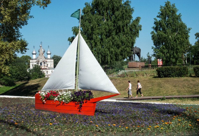 Цветы в старой лодке