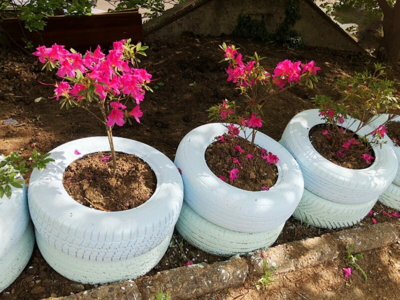 Многоярусные клумбы из покрышек