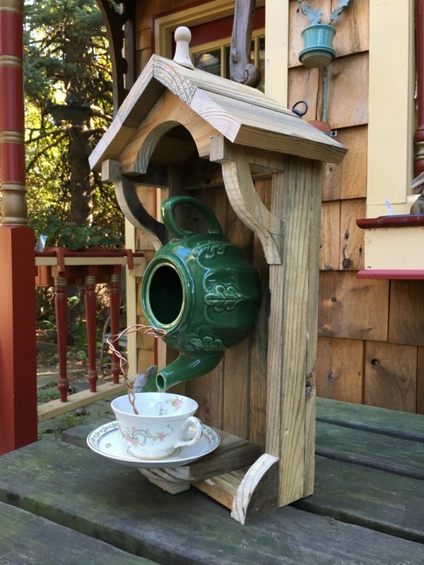Кормушка для птиц из чайника