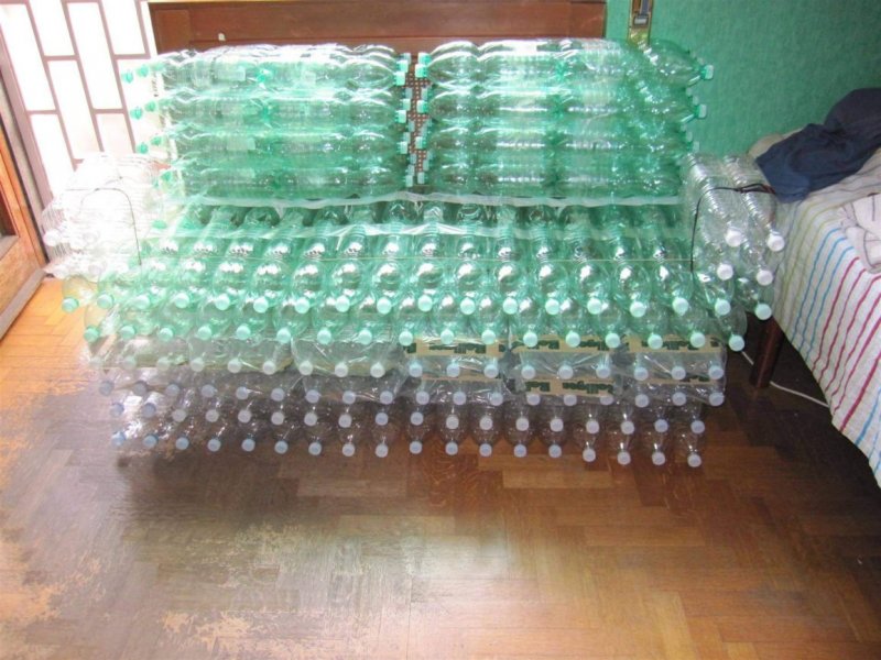 Диван из пластиковых бутылок