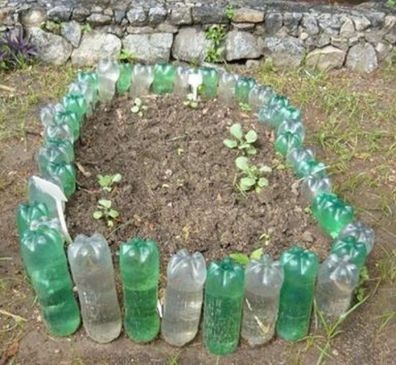 Клумбы из пластиковых бутылок