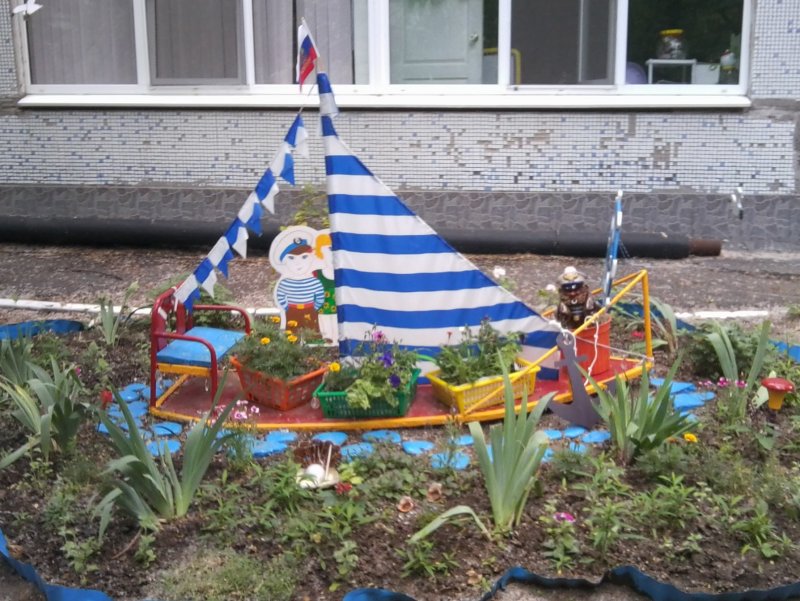 Клумба в виде корабля