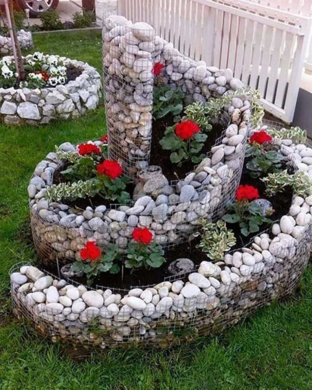 Многоуровневая клумба из камня