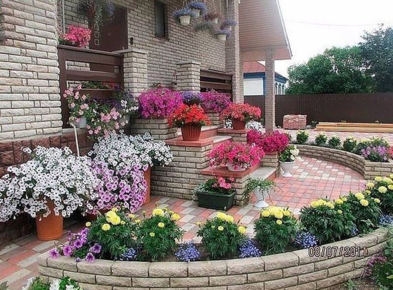 Украсить клумбу камнями