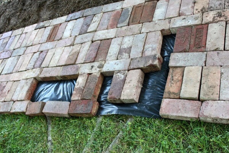Дорожки из старого кирпича на даче
