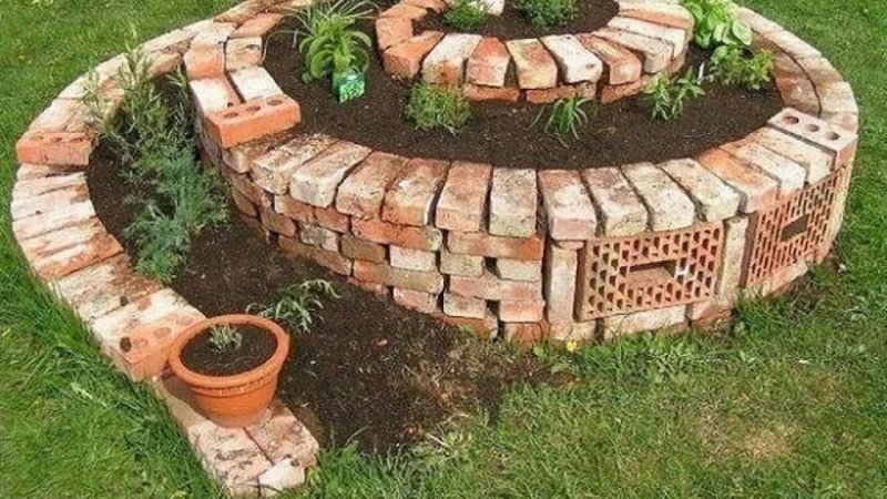Клумбы из кирпича