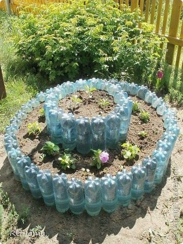 Украшение клумбы из бутылок