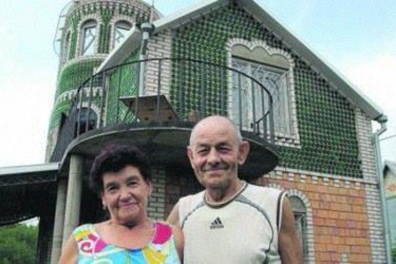 Дом из бутылок из под шампанского