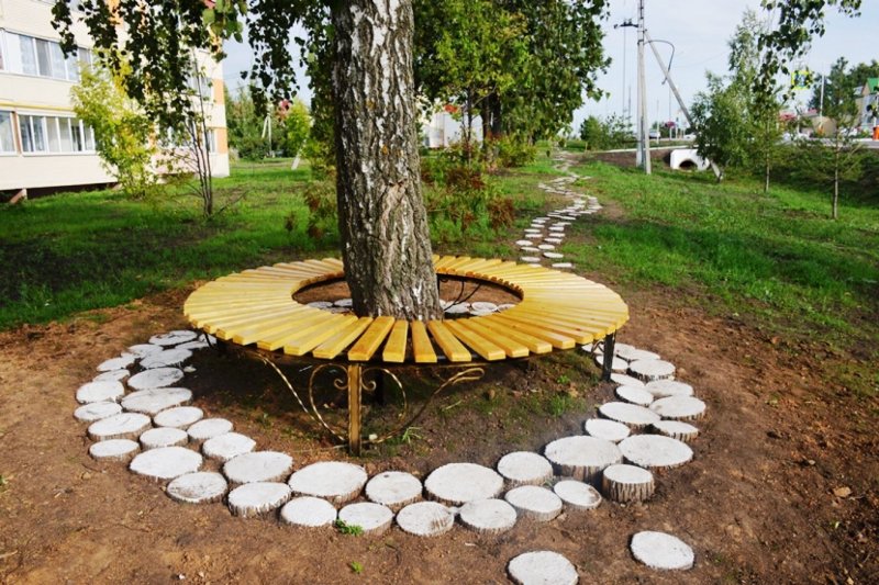 Клумба из деревянных спилов