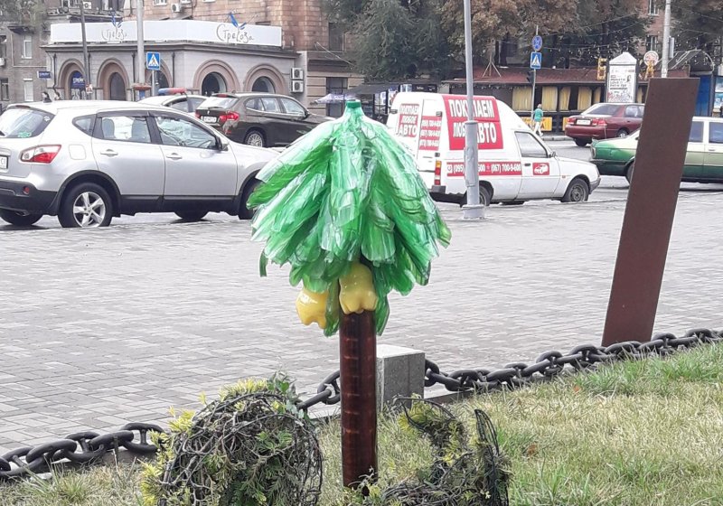 Пальма из бутылок во дворе