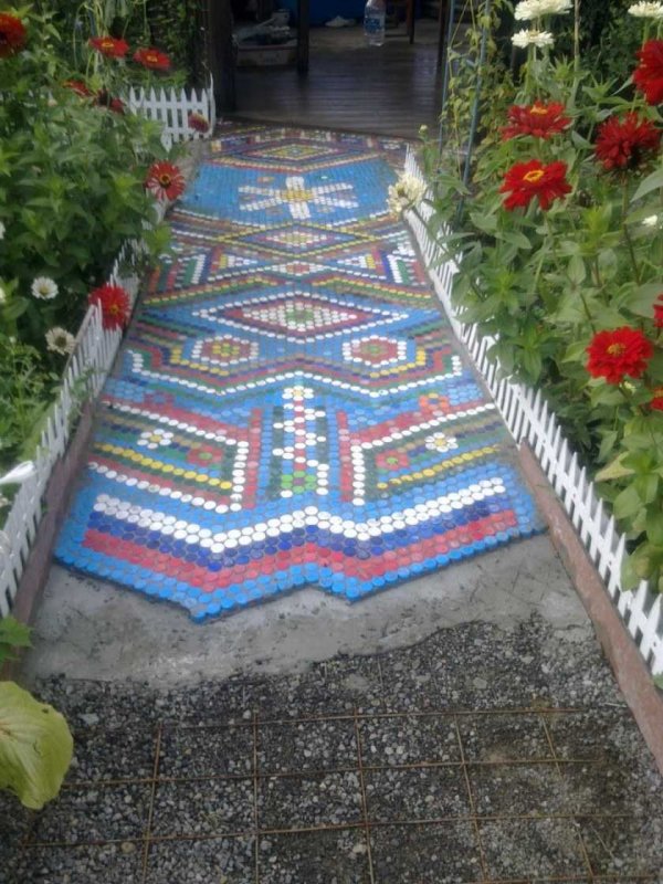 Садовые дорожки из крышек