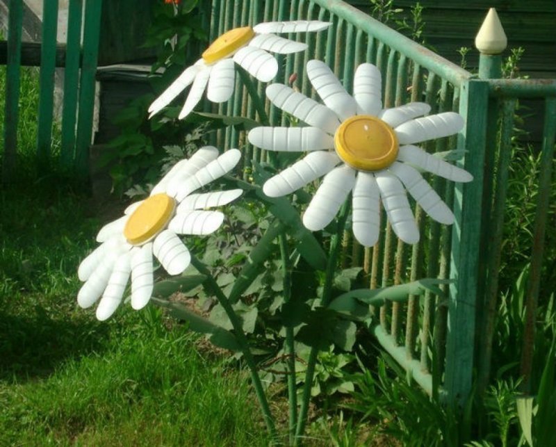 Ромашки из бутылок пластиковых для сада